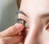 Schlechtsitzende Kontaktlinsen können negative Auswirkungen zur Folge haben. Um welche es sich dabei konkret handelt, verrät Ihnen Dynoptic in diesem Blogpost!